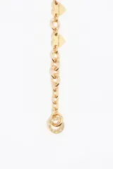 Collar de cadena de eslabones plateados con dijes en forma de corazón distribuidos a lo largo de la pieza. Cuenta con un cierre de barra en T.