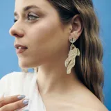 Aros colgantes con forma de pez guppy, con base redonda y diseño calado.