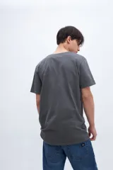 Remera celeste de algodón con bolsillo en el pecho, arte en el bolsillo y bordado en la manga.