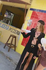 Saco largo de tejido de punto color marrón, con diseño de textura geométrica, mangas largas y cierre frontal mediante cordones ajustables.