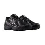 Championes New Balance modelo U740, color negro con detalles plateados. Presenta una estructura de malla transpirable con refuerzos sintéticos, logo N lateral y tecnología de amortiguación ABZORB en la entresuela.