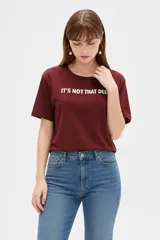 Remera de algodón de manga corta y cuello redondo, con corte holgado y estampado frontal con la frase "NOTHING IS REAL".