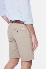Bermuda clásica color beige con bolsillos laterales y traseros, confeccionada en algodón con spandex.