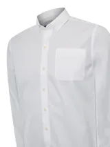 Camisa de manga larga en tejido oxford color celeste claro, con cuello abotonado, bolsillo en el pecho y cierre frontal con botones.