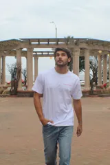 Remera blanca de algodón 100% peinado, de corte recto y manga corta, con pequeño estampado en el pecho con la inscripción "Cherry Season".