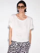 Remera roja de lino con cuello redondo y mangas cortas con dobladillo.