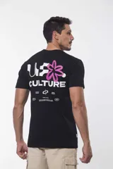 Remera blanca de manga corta y cuello redondo, con pequeño estampado frontal de la marca Ufo.