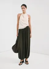 Top de algodón color crudo, con cuello halter y delicados ribetes de encaje en las sisas y el ruedo inferior.