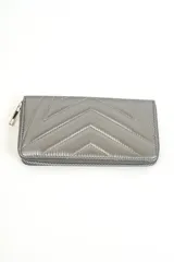 Billetera rectangular color gris plateado con diseño acolchado de chevron y cierre perimetral con cremallera.