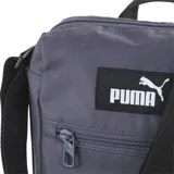 Bolso bandolera Puma EvoESS Portable color gris con logo blanco estampado en el frente. Tiene correa ajustable con la marca Puma estampada y un bolsillo frontal con cierre.