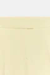 Pantalón de tiro alto color fucsia, de corte recto, con bolsillos delanteros, falsos bolsillos de vivo en la espalda y raya marcada en las perneras. Cierre frontal con cremallera, botón interior y gancho metálico.