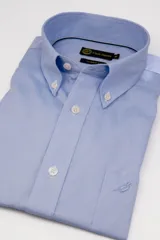 Camisa de vestir celeste de corte clásico, con cuello button-down, cierre frontal de botones blancos, bolsillo ojal en el pecho con logo bordado y mangas largas.