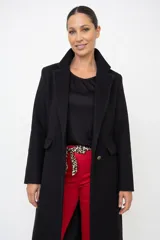 Saco de paño negro de corte recto, con cuello solapa, cierre frontal con botones y bolsillos laterales con solapa.