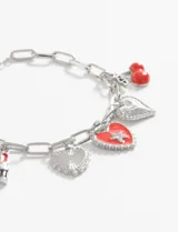 Pulsera plateada con cadena de eslabones y dijes colgantes: cerezas rojas, corazones plateados y corazón rojo con estrella.