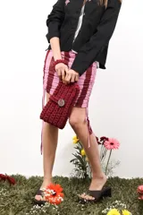 Falda corta de diseño versátil, confeccionada en tejido elástico con estampado de rayas verticales en tonos amarillo y bordó. Presenta un corte ajustado y adaptable que permite su uso como prenda superior o inferior.