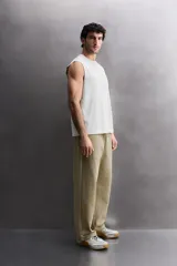 Musculosa de corte relajado confeccionada en tejido compacto de algodón, con cuello redondo y sisas con acabado irregular. Pertenece a la línea Zara Athleticz.