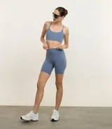Bermuda ciclista de microfibra color azul, con ajuste al cuerpo y bolsillo lateral funcional. Diseño deportivo de tiro alto.