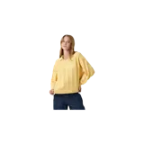Sweater de punto color amarillo con cuello polo y escote en V, manga larga y diseño texturizado con patrón de cuadros. Cuenta con el logo y nombre de la marca bordados en el centro del pecho.