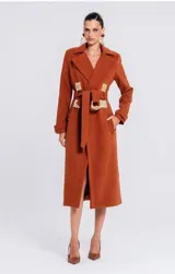 Tapado largo de paño color chocolate, con solapas amplias, cierre cruzado con botones dorados texturizados y cinturón de la misma tela para ajustar a la cintura.
