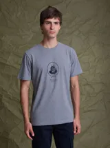 Remera gris de algodón con cuello redondo, mangas cortas y estampado central de un lince con parche en el ojo dentro de un círculo.