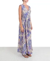 Vestido largo sin mangas con escote en V, diseño holgado y ajuste en la cintura mediante cordón. Presenta un estampado floral en tonos azules y violetas sobre fondo claro.