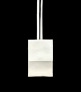 Bandolera porta celular blanca con textura tipo cocodrilo, correa fina regulable y bolsillo interno.