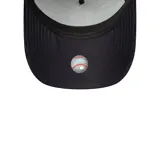 Gorra New Era 9FORTY con visera curva, color azul marino con logo de los Boston Red Sox bordado en rojo y contorno negro. Paneles traseros de malla negra y cierre ajustable a presión.