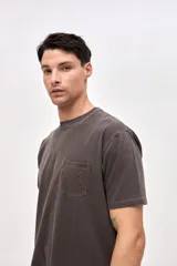 Remera de manga corta con bolsillo en el pecho y bordado pequeño de la marca. Confeccionada en algodón lavado con textura suave y corte relajado.