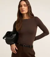 Blusa de manga larga con escote canoa, confeccionada en poliamida con elastano. Presenta un corte regular que se ajusta de forma anatómica al cuerpo, ofreciendo un acabado liso y suave.