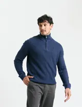 Sweater de punto inglés color verde, con cuello alto y cierre frontal parcial metálico. Diseño de manga larga con puños y ruedo acanalados.