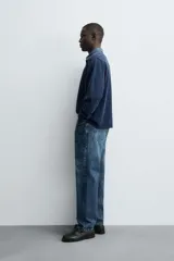 Sudadera polo azul marino de corte regular fit, con cuello solapa en contraste y cierre frontal de botonadura oculta. Tiene manga larga con puños acanalados y un efecto lavado.