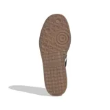 Zapatillas Adidas Samba con plataforma, color blanco con detalles en negro y suela color caramelo.