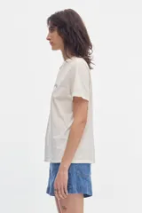Remera Pastiche modelo Atenas de manga corta y cuello redondo, confeccionada en 100% algodón con efecto washed. Presenta detalle de bordado en el pecho.