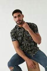 Camisa de hombre estampada con fit slim, manga corta, cartera abotonada y logo bordado.