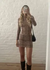 Pollera corta de microtul con estampado animal print de serpiente, de corte ajustado y cintura elástica.