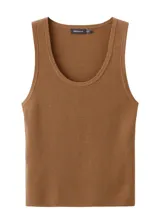 Top de punto fino color marrón, con escote redondo y diseño sin mangas.