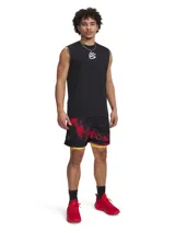 Short de compresión Under Armour Curry, confeccionado en tejido HeatGear ultraligero con tecnología de secado rápido. Presenta un estampado abstracto en tonos amarillos y naranjas, con paneles de malla para ventilación y cintura elástica ancha con el logo de Curry.