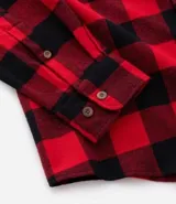 Camisa de franela a cuadros rojos y negros, de corte regular, manga larga y cuello inglés.