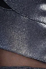 Body negro brillante de un hombro con recortes de tul en cintura y escote.