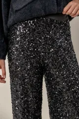 Pantalón de corte recto y tiro alto, completamente cubierto de lentejuelas en tono rosado metalizado.