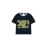 Remera de manga corta Eme Studios de color azul marino, con cuello redondo y ribetes blancos en cuello y puños. Cuenta con un estampado gráfico frontal estilo vintage con texto en tonos amarillos.