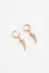 Aro tipo argolla dorada con dije colgante en forma de cuerno, adornado con strass.