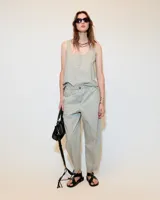 Musculosa color beige de poplin paper gastado 100% algodón con efecto vintage. De corte relajado, tiene escote redondo bajo, cartera oculta y pequeños recortes a los costados en el ruedo lateral.