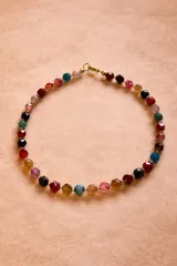 Collar de piedras semipreciosas facetadas en forma hexagonal, con cierre bañado en oro 18k.