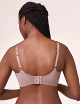 Bralette de microfibra color beige, con diseño de acabado invisible, pads removibles, tiras regulables y espalda en U. No posee aros.