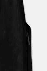 Mono largo de lyocell color negro, con cuello halter, cierre lateral con cremallera oculta y botones en el cuello. Presenta un diseño holgado con bajo acabado en puño elástico.