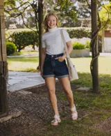 Sandalias de cuero color crudo con dos tiras horizontales en el empeine, una de cuero liso y otra con detalle dorado. Suela track color beige.