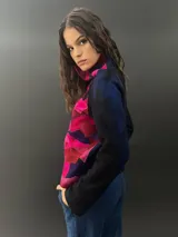 Buzo de lana merino afieltrada con cuello alto y diseño de mosaicos multicolores.