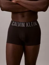 Pack de tres boxers ajustados de corte trunk marca Calvin Klein, modelo Intense Power. Confeccionados en mezcla de algodón y elastano de color negro, cuentan con una llamativa cinturilla elástica distintiva con el logotipo de la marca en colores gris, azul y blanco.