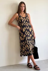 Vestido midi de viscosa con estampado geométrico en tonos negro y tostado, de corte recto con escote redondo y tirantes anchos.